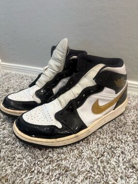 Jordan Sneakers White Black Gold High-Top